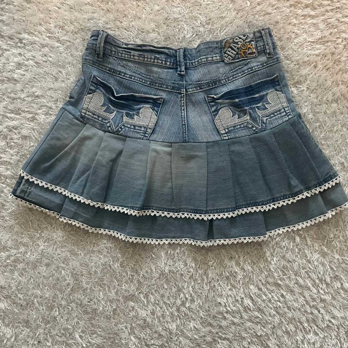 Jeanskjol med volanger och spets - 1