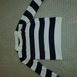 Randig ribbstickad tröja 157, M - Säljer en ribbstickad långärmad tröja från 157 i storlek M. Tröjan har breda marinblå och vita ränder, rund halsringning och en skön stretchig passform. Perfekt för dig som gillar en klassisk men ändå trendig look. Passar till allt ❤️