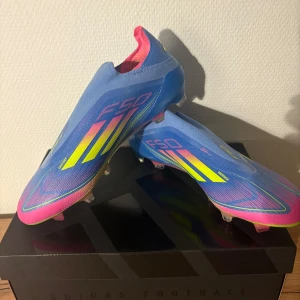 Adidas F50  - Säljer nu mina helt nya f50 fotbollsskor. Skorna är inte använda alls utan har bara legat i lådan, extra sula, skohorn och påse medföljer. Priset är absolut inte hugget i sten, bara hör av er vid frågor eller intresse