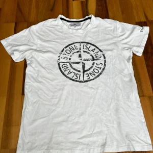 Stone island T-shirt  - Stone island tisha i storlek S, äkthet oklart, finns tecken på användning. kom gärna med bud 