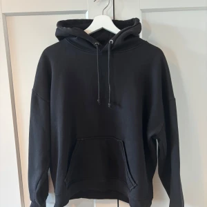Svart Bikbok  hoodie  - Säljer min nästan helt oanvända svarta hoodie från Bikbok! Skriv via funderingar och annat!