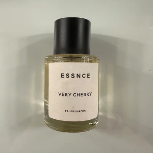 ESSNCE Very Cherry Eau de Parfum - Parfymflaska på 50 ml från ESSNCE med doften Very Cherry. Perfekt för dig som gillar fruktiga och söta dofter. Enbart sprutat fåtal sprut så typ helt ny. Ska vara som Tom Ford ”Lost Cherry” Nypris 360kr
