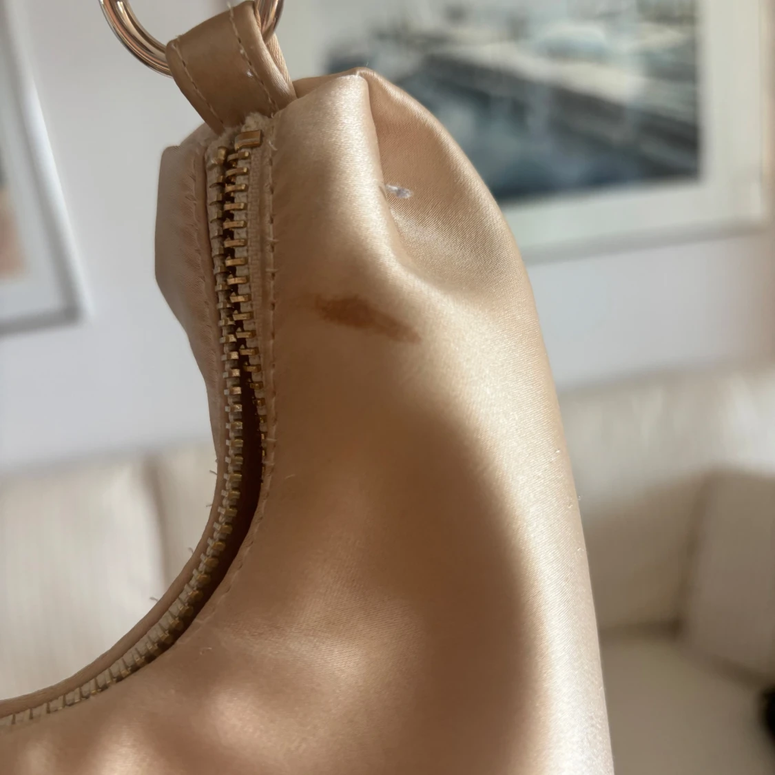 Champagnefärgad axelväska från Guess - 2