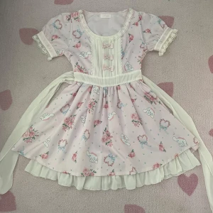 Liz Lisa x Sanrio Cinnamoroll Lolita klänning  - Midjan kan knytas åt med att göra en rosett på baksidan. Har köpt second hand och har 2 små fläckar sen tidigare ägare (se sista bilden). Japansk one size vilken är ca s-xs. Måtten är: midja: 64cm , längd: 80cm. Priset kan diskuteras. 💗
