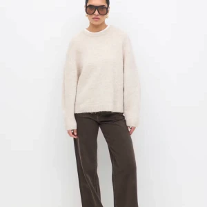 Beige stickad tröja  - Supermjuk stickad tröja i beige med rund halsringning och breda ribbade muddar. Perfekt för lager-på-lager och chill dagar. Passar dig som gillar en enkel och clean stil med lite extra volym i ärmarna.