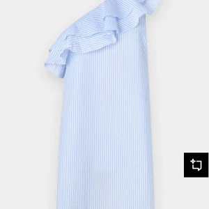 Randig blåvit oneshoulderklänning - Säljer denna så fina klänningen som är helt ny med prislappen kvar, säljer pga jag inte tycker den passa mig!!