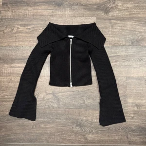 Tröja från Zara - Riktigt snygg stickad off shoulder tröja från Zara, storlek M.  Endast använd 2 gånger