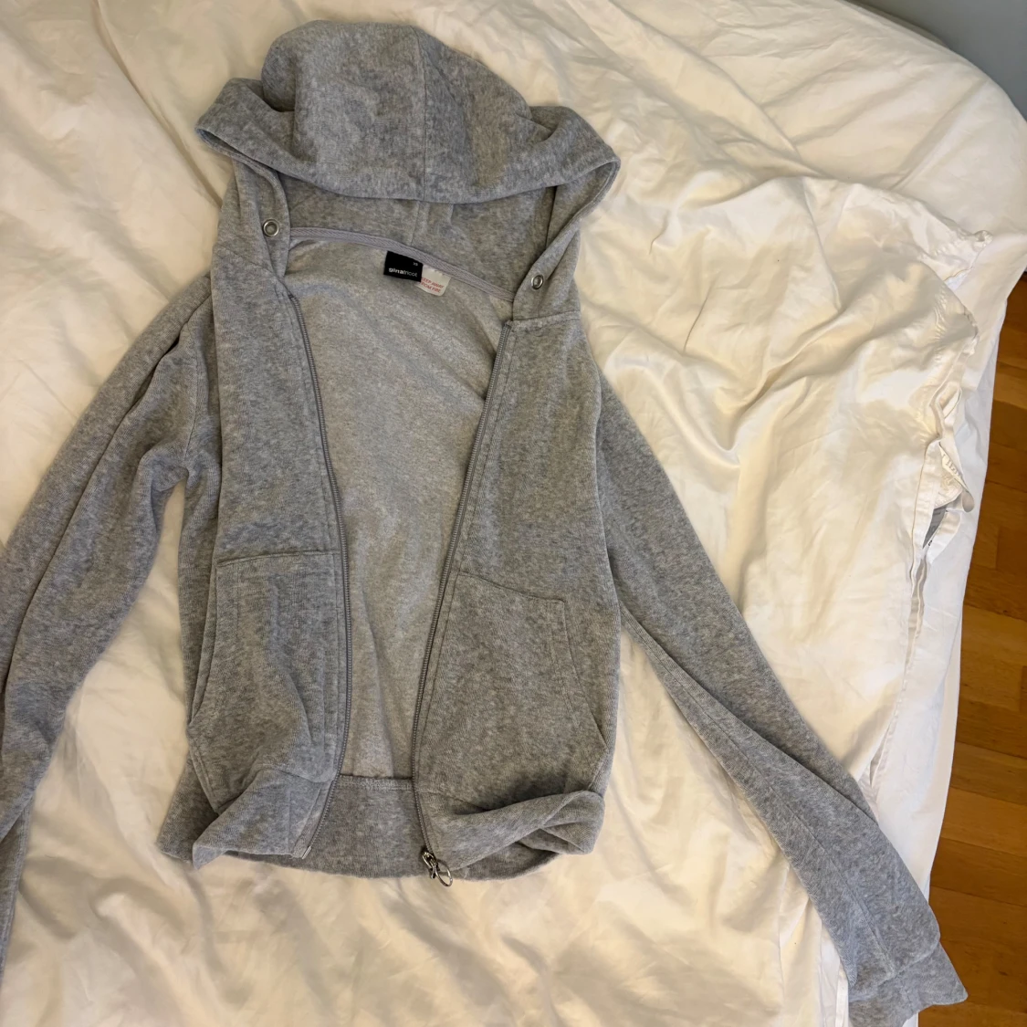 Grå hoodie med dragkedja från Gina Tricot - 1