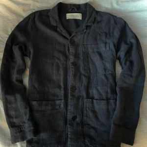 Overshirt från A Day’s March - Mörkblå overshirt från A Day's March i 100% linne. Storlek S men passar även M. Gott skick, använd fåtal gånger. Nypris: 1700. Kom med prisförslag!