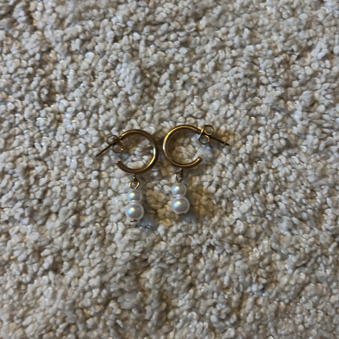 Guldiga örhängen med pärlor