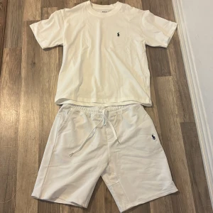 Vita shorts från Polo Ralph Lauren - Snygga vita shorts från Polo Ralph Lauren med elastisk midja och snörning. Klassisk design med fickor på sidorna och en bakficka. Perfekta för sommaren och chill dagar. Materialet är mjukt och skönt, troligtvis bomull. Diskret logga broderad framtill har aldrig använt dom dom va för liten på mig.