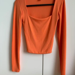 Crop top - Långärmad crop top med fyrkantig urringning 