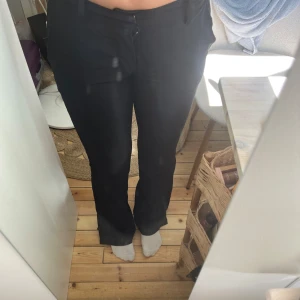 Svarta kostymbyxor med raka ben - Säljer ett par svarta kostymbyxor med raka ben och slits. Säljer eftersom de har blivit för små för av dig vid frågor. Går att diskutera pris vid snabb affär!!🩷