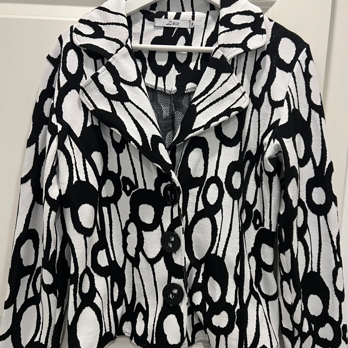 Svartvit kavaj från Z.Biz, storlek M