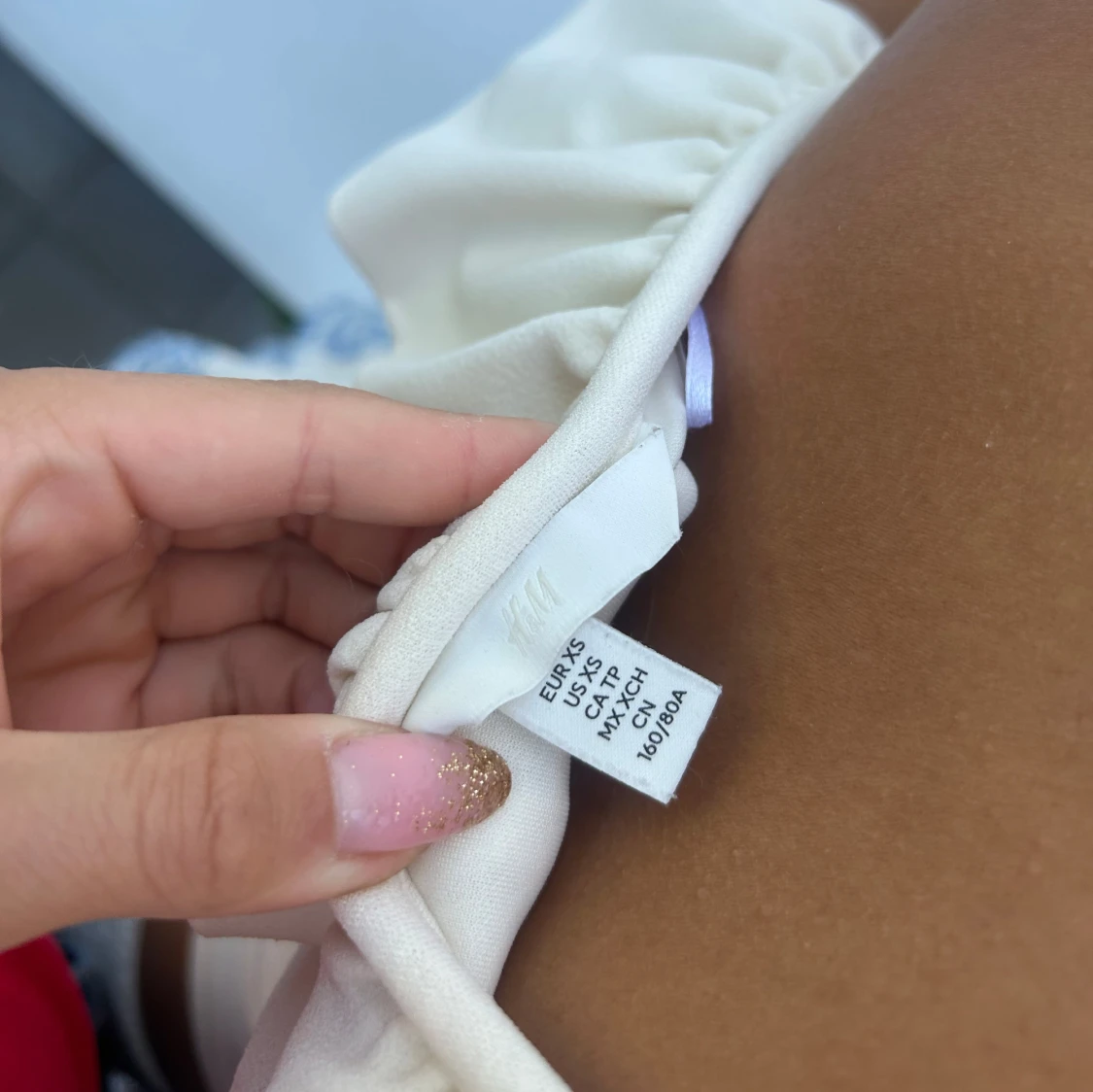 Vit oneshoulder topp med volang H&M - 1