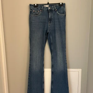 Blå bootcut jeans från g perfect jeans - Snygga blå perfekt jeans från Gina tricot i storlek 38 passar mig som är 171cm i längden 