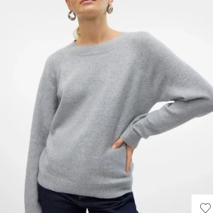 Ljusgrå stickad tröja - Mysig ljusgrå stickad tröja med rund halsringning och långa ärmar. Tröjan har en klassisk och enkel design med ribbade muddar vid ärmslut och nederkant. Aldrig använd 