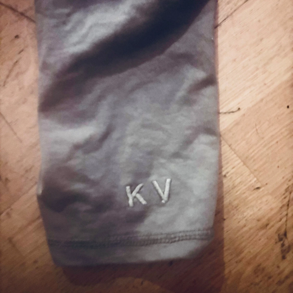 Grå anstaltströja med v-ringning KV.  - 1