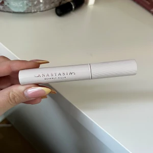 Lash Genius Serum från Anastasia Beverly Hills - Lash Genius Serum från Anastasia Beverly Hills i en stilren, ljusbeige tub med skruvlock. Perfekt för att boosta fransarna och ge dem extra näring. Enkel att applicera med smidig borste. •Helt oanvänt. • köpte den för 700kr • Priset kan definitivt diskuteras 🌸✨
