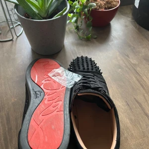 Christian Louboutin  - Säljer tvärfeta svarta Loubs i bra skick, 2 nitar saknas på ena skon men ska limma på nya nitar sen. Låda, tags, extra nitar och dustbag följer med. Skorna är storlek 44 och perfekt inför sommaren! Skriv vid funderingar🙌💸