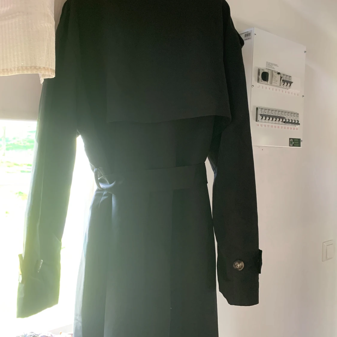 Svart trenchcoat från Vero Moda - 2