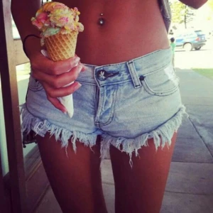 Oneteaspoon shorts💕 - Säljer mina jättefina nyköpta shorts från Oneteaspoon! Säljer dom på grund av att dom var för stora på mig! Ser helt nya ut förutom att lappen där bak är lite trasig! Tryck gärna köp nu!💕 (original pris:700kr)