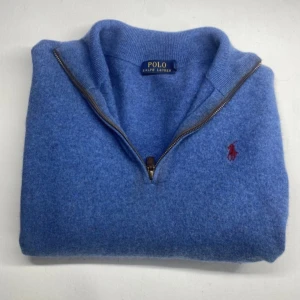  Ralph Lauren half Zip - Snygg Ralph lauren zip i mjuk merino ull.  Nypris 250€ och är så gott som oanvänd. Storleken på tröjan är L, men passar mig som har M i vanliga fall