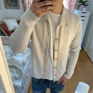 Ny vit/beige kofta - Ny stickad kofta som är riktigt snygg.