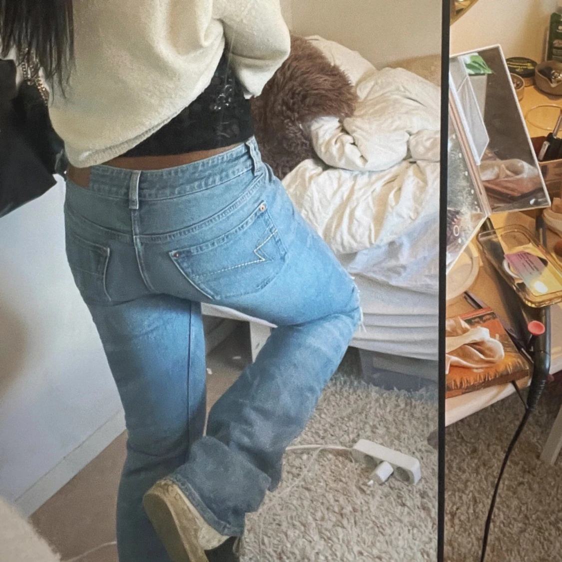 Blåa jeans med hål på knät och lår  - 2