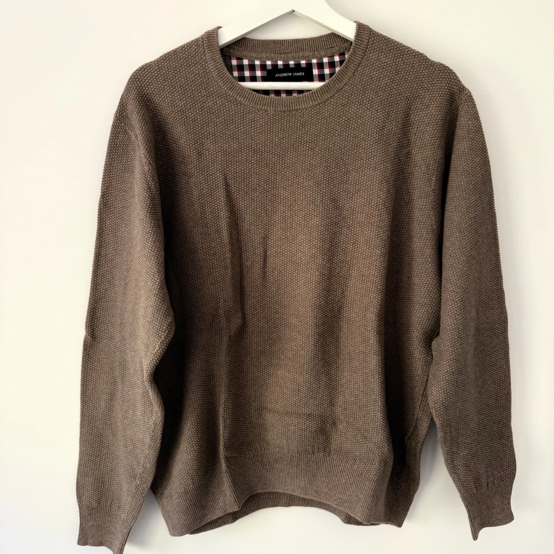 Beige stickad tröja från Andrew James