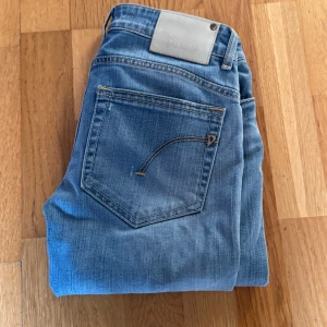 Blå jeans från Dondup - Säljer ett par snygga blåa jeans från märket ”Dondup”! Dessa passar perfekt inför våren och sommaren! ☀️Storleken är 28/32, passar perfekt för dig mellan 170-185. Bara höra av dig om du har några eventuella frågor! 