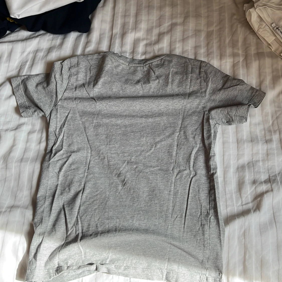 Grå t-shirt från Calvin Klein - 2