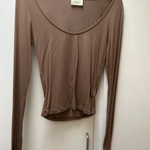 Adsgn tröja - Brun adsgn topp med rund halsringning och långa armar. Fint skick