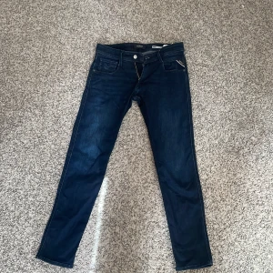 Säljer ett par Replay ambassad som är riktigt feta till sommaren 💯 - Det är jävligt bra skicka på jeansen. Det är som nya. Det finns inga täcken på slitningar eller hål osv. Jag säljer de här jeansen för det är för små och jag vill att det ska gå till användning så det inte är i min garderob. Hör av dig om du är intresserad😁