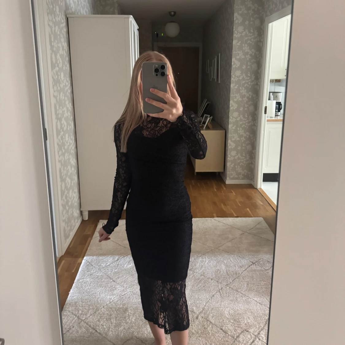 Svart spetsklänning med lång ärm Stockh LM