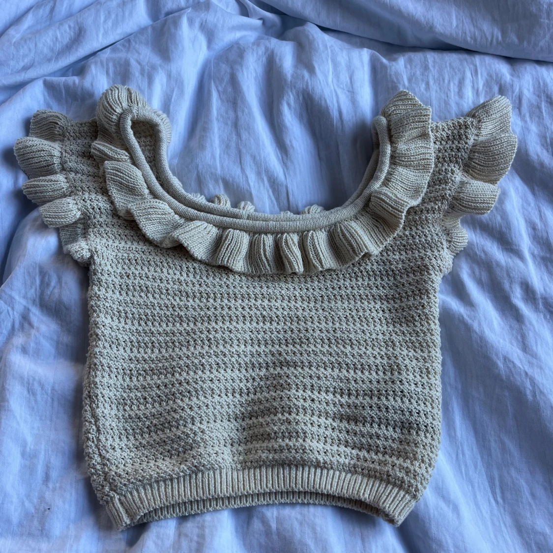 Beige stickad topp med volang från H&M