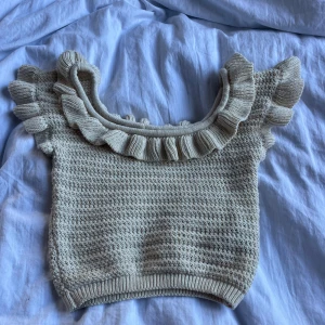 Beige stickad topp med volang från H&M - Supersöt beige stickad topp från H&M med volanger