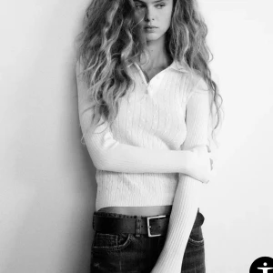 Vit stickad pikétröja med krage - Säljer en vit stickad pikétröja med klassisk krage och knappar framtill. Tröjan har lång ärm och ribbade muddar, perfekt för en stilren och enkel look. Passar till både jeans och kjol. Helt ny från Zara för 299kr,  lappar sitter kvar. 