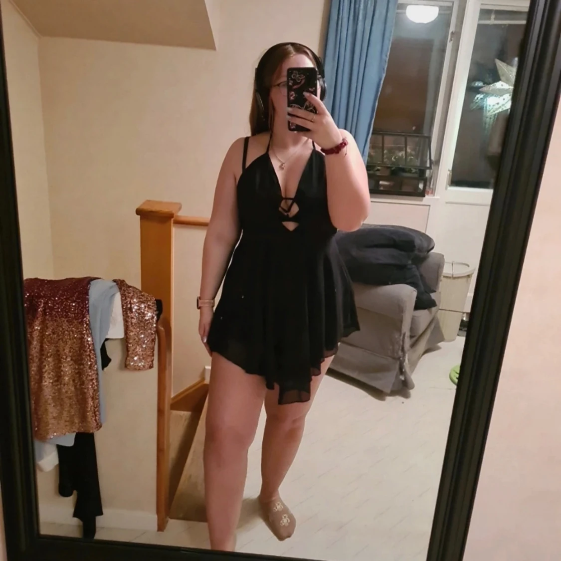 Svart kort klänning med v-ringning och smala axelband - 1