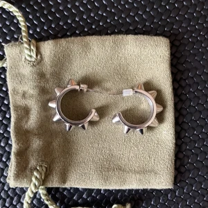 Silvriga örhängen med nitar - Supercoola silvriga hoops med nitar. Från edblad och i ett väldigt bra skick!