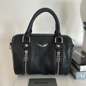 Svart handväska från Zadig & Voltaire - Intressekoll på min Zadig väska, får med dustbag och ett justerbart axelband🥰nypris 6800💓