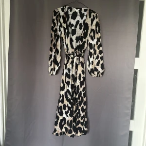 Omlottklänning - Superfin men tyvärr för liten så har aldrig använts, Köpt för 499kr