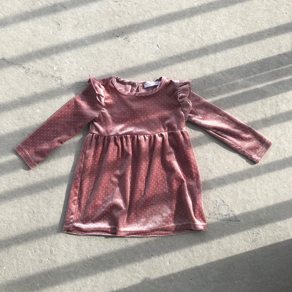 Rosa sammetsklänning med volang och prickar