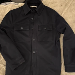 Zara Overshirt  - stil ren blå overshirt som sitter galant till flesta outfits! 🤗🤗