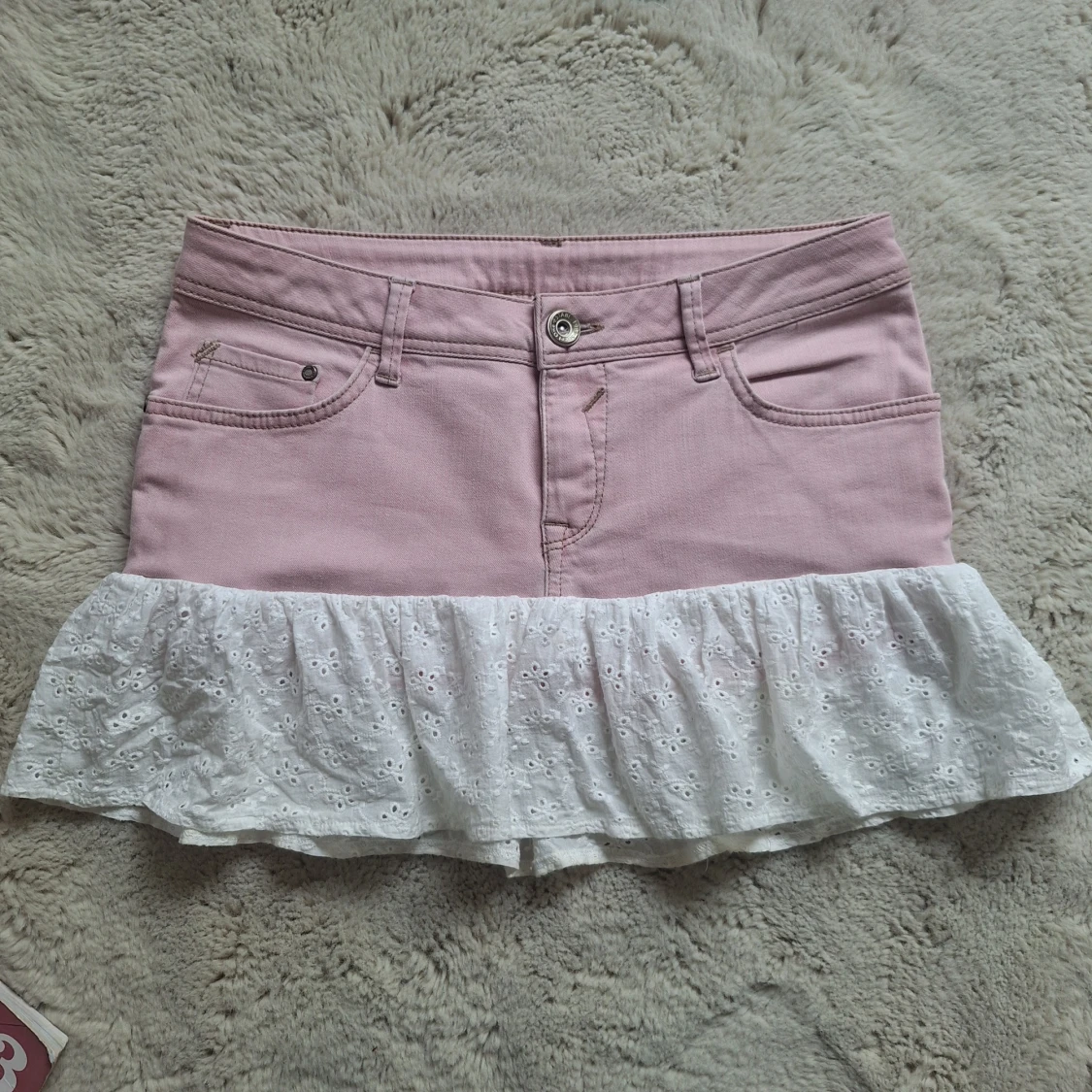 Rosa jeanskjol med vit volang