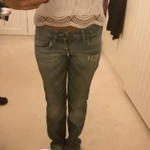  bootcut lowaist jeans med dragkedjedetaljer - Säljer ett par blå jeans med bootcut passform och snygga slitningar framtill. Byxorna har dragkedjor på bakfickorna. Från fornarina och säljs inte längre💞 Använd köp nu!