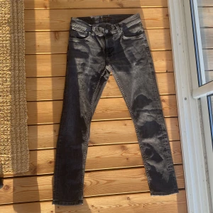 Nudie jeans W29 L30 - Säljer ett par Nudie jeans knappt använda, storlek W29 L30.  Bra skick nypris 1599kr tveka inte att höra av dig! Skickar snabbt! 