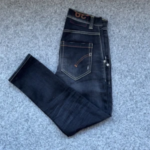 Dondup jeans - Säljer ett par mörkblå dondup jeans || Storlek 29W sitter lite tightare i midjan en 29 || Skick 8/10 || Hör av er om ni har några funderingar!