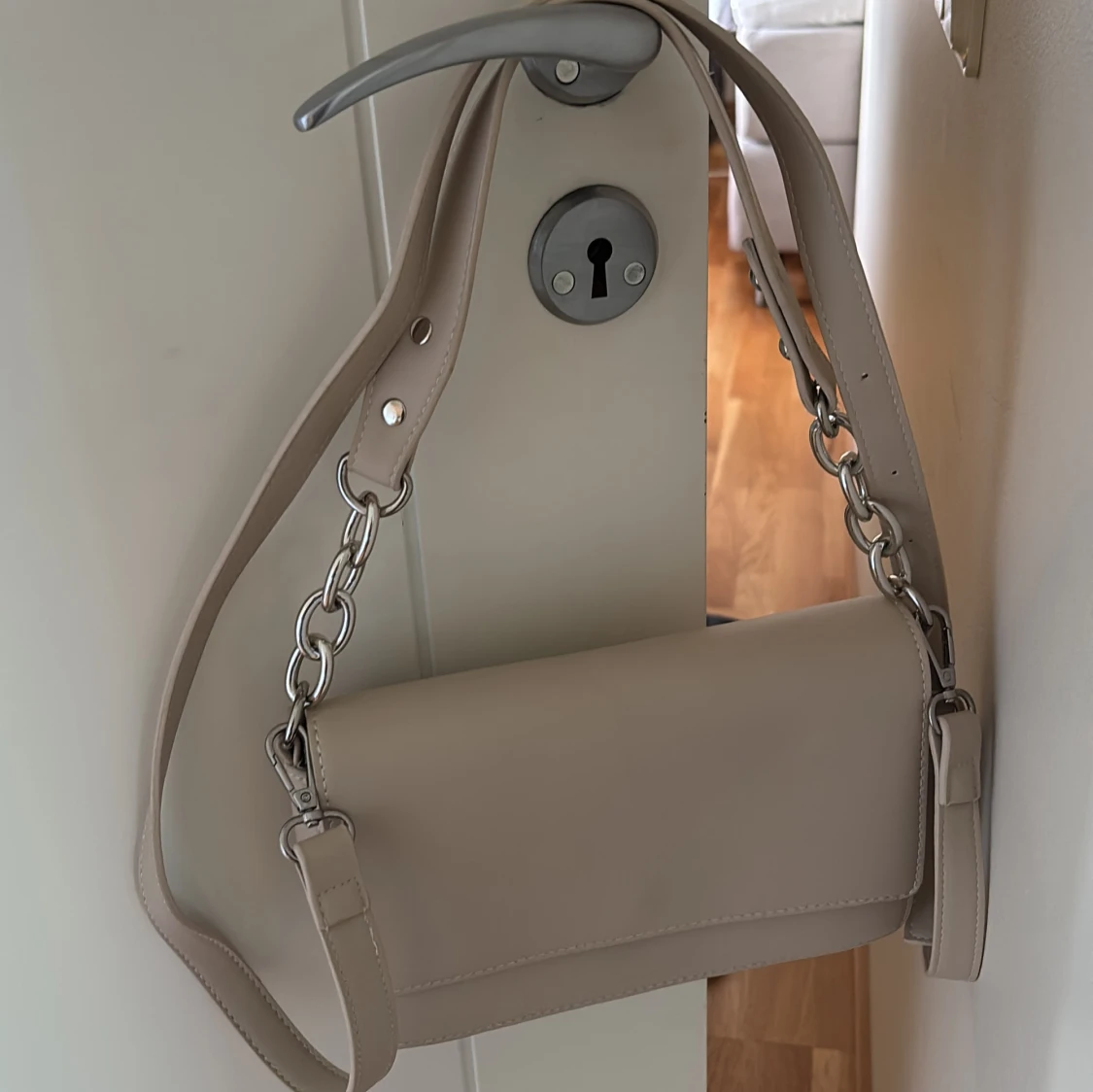 Beige väska med silverdetaljer - 1