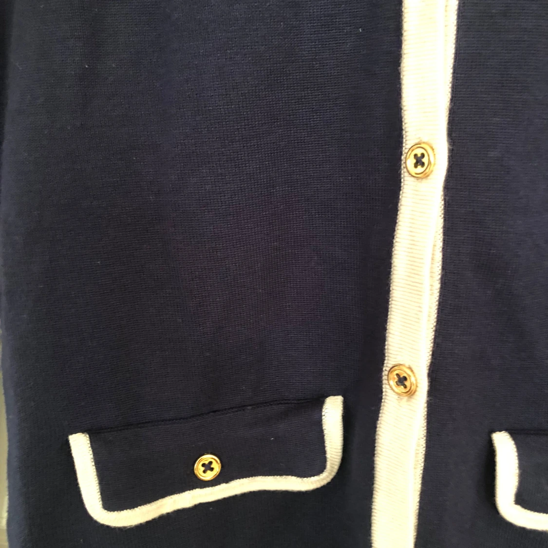 Mörkblå kofta med beige detaljer från Mango - 1